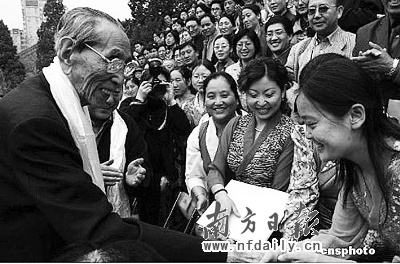 1日,全国藏学暨藏语文教学研讨会在北京开幕,阿沛·阿旺晋美到会祝贺