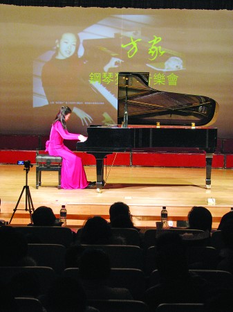 杨璐 摄季玛费耶娃很喜欢方家.