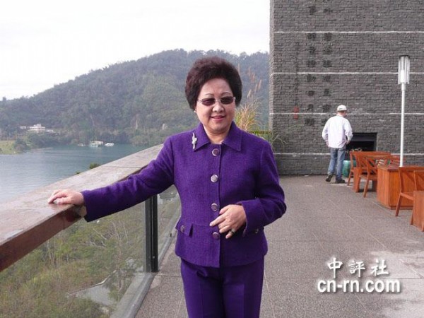 江丙坤夫人陈美惠在日月潭畔留影上一页