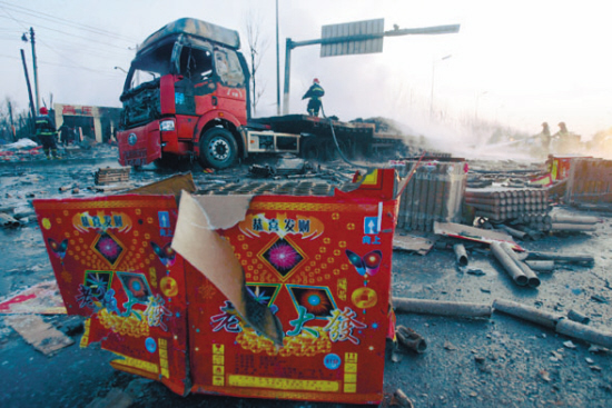 加油站旁一车鞭炮全叮咣