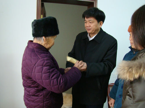 广水市委书记李耀华看望慰问英雄朱兴传家人