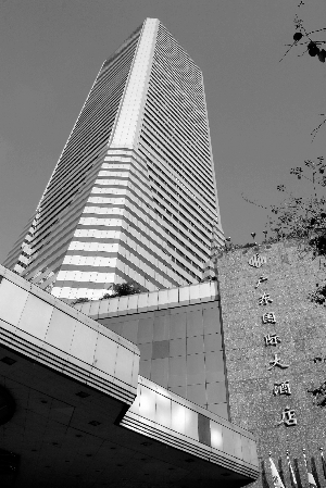 "63层"曾是广州        ,深受老广州的关注. 信息时报记者 叶伟报 摄