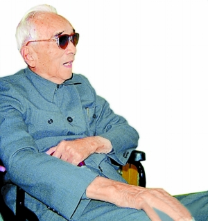 德高望重梁先生