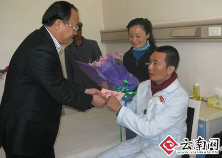 张田欣慰问道德模范罗映珍 毕惠仙 送去新年祝福和慰问金