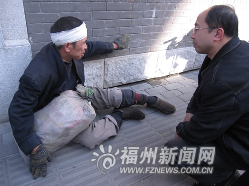 名流浪者答应接受帮助为避免街头乞讨人员和居无定所的流浪者受冻挨饿