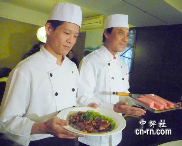 苏嘉全变装成大厨师(组图)