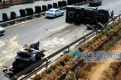 > 正文      昨日12时许,昆磨高速公路41公里处发生一起两车追尾事故