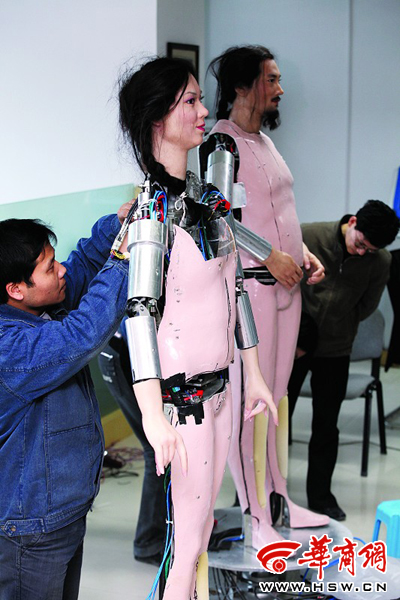 仿真版"唐明皇""杨贵妃"能说会道(图)