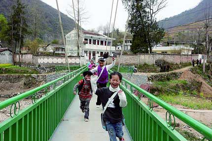 3月29日,佛坪县十亩地乡谭家河小学的学生高兴地走在安全,平稳的钢