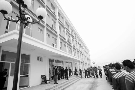 首批600多个服刑人员在200多名荷枪实弹武警,监狱警的押送下,离开周口