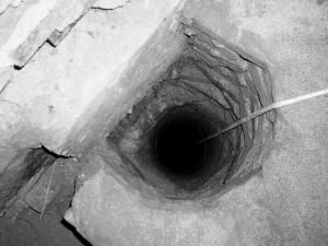 家长聊天时两岁男孩坠入深井