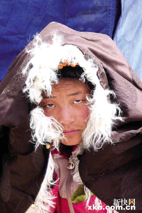 孤儿院震成废墟老师遇难学生流泪想念