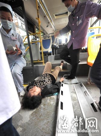 前方轿车突然停下,公交车司机急踩刹车,公交车后座的一名女乘客 猝不