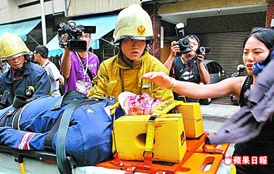 黑道角头翁奇楠遭歹徒近距离枪杀身亡.图片来源:台湾《苹果日报》