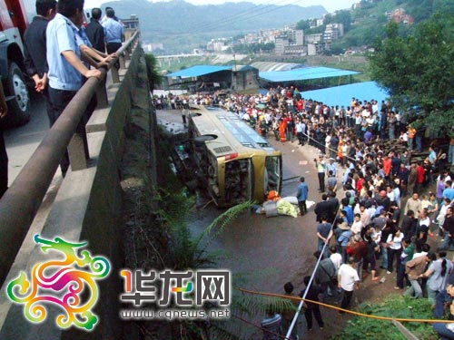 重庆万州一辆客车坠下10米高坡 伤亡不详(组图)