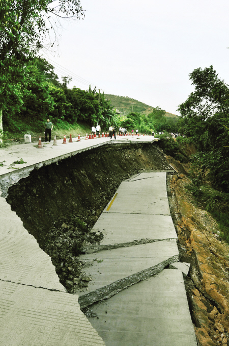 115县道闽侯白沙段车来车往中20米路面瞬间崩塌