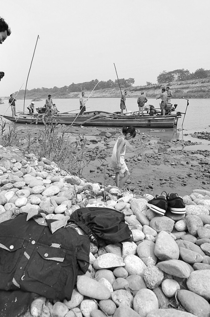 下河洗澡 14岁男孩再没起来