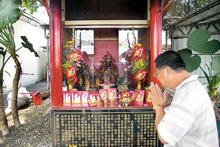 台湾小庙收留数十尊遭赌徒丢弃损坏神像(组图)