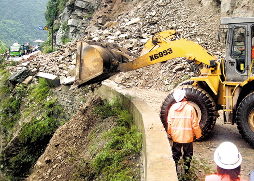 新娘冒着飞石越过断路嫁新郎