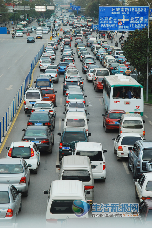 5路口围蔽施工造成拥堵 部分路段行人单车混行 交警提醒市民择路绕行