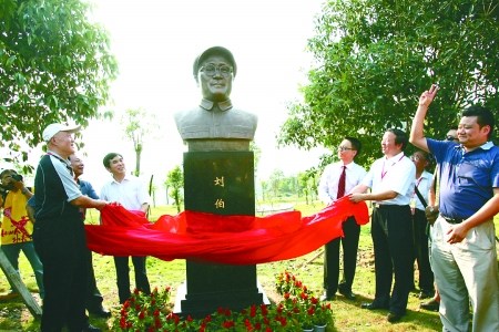 昨日,刘伯承长子刘太行将军(左一)亲手为父亲的铜像揭幕.