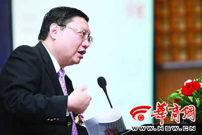 苦练国语的曹仁超在台上说起粤语普通话 本报记者 张杰 摄