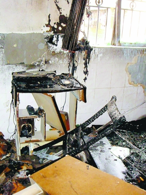 龙华出租屋着火消防员急踹房门