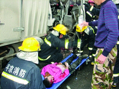 华亭发生交通事故2死1伤