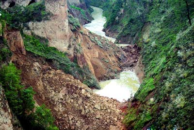 陕西洛川山体垮塌形成堰塞湖 造成5人身亡(图)