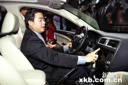 省长黄华华在试乘广汽传祺.