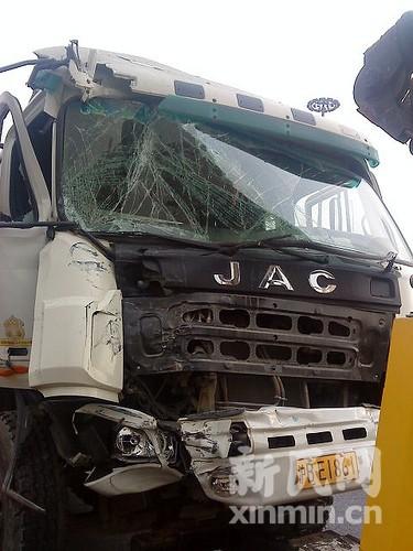 搅拌车撞公交车致军工路连环追尾