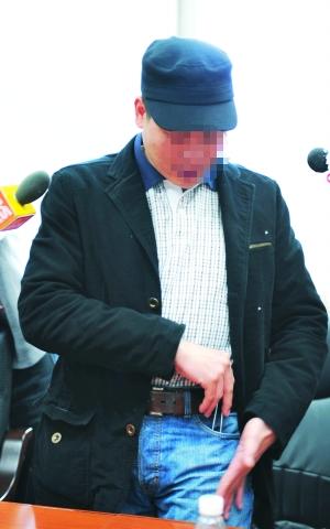 步行街镊子贼2秒夹走手机