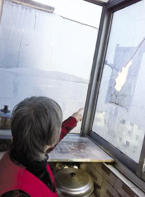 二踢脚连着3年崩碎她家窗户