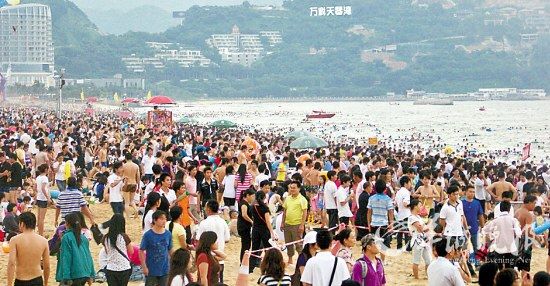 深圳大梅沙海滨公园里人头涌动