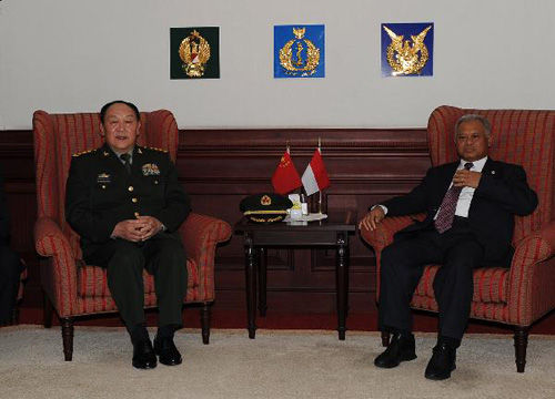 梁光烈与印度尼西亚国防部长普尔诺莫举行会谈