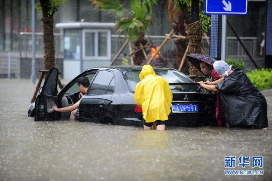 多个城市因暴雨发生严重内涝 排水系统遭质疑