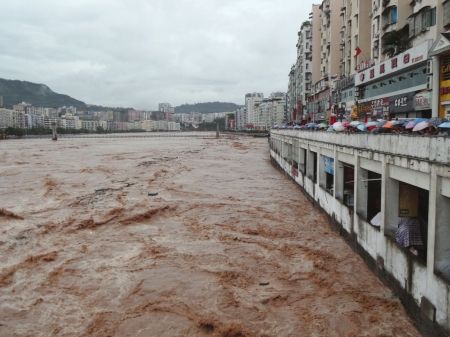 四川暴雨致巴河水位猛涨 洪水冲进巴中市区