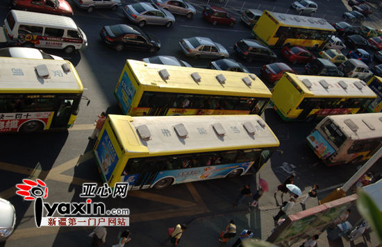 新疆乌鲁木齐市公交司机缺口三千 "一人一车跑全天"成常态