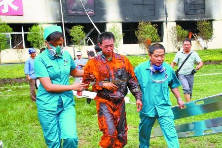 河南三门峡黄金冶炼厂发生火灾 8名消防员受伤