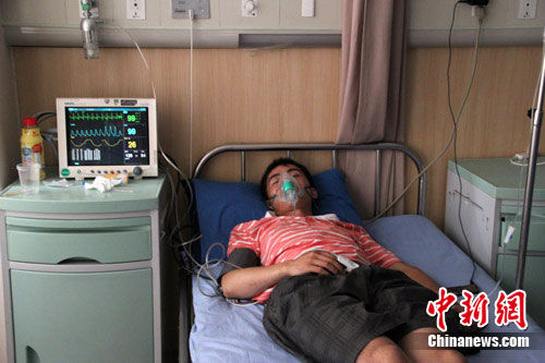 氯气中毒人员万立军正在南通市第三人民医院接受吸氧,打点滴等治疗.