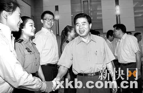 黄华华任广东省长近9年 对经济数据了如指掌_新闻中心_新浪网