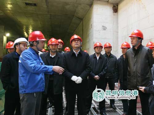 张田欣一行在昆明地铁金星站调研 都市时报记者 张悦 摄