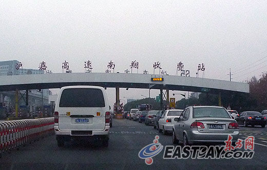 东方网记者蒋泽1月1日报道:今天是沪嘉高速公路停止收费的第一天