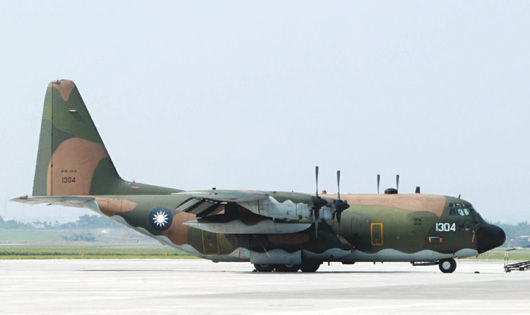 据台湾媒体报道,空军四三九联队屏东基地一架c130运输机,昨天下午进行