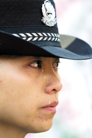 一名女警在送别仪式上流下眼泪家属送别柯占军遗体柯占军的同事们一起