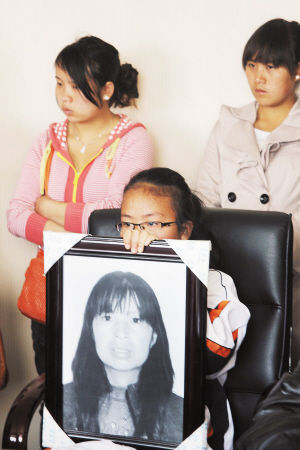 产妇分娩大人小孩死亡 家属医院设灵堂索赔120万