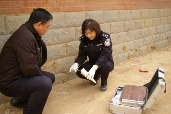 张文芳在勘验现场