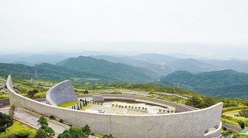 万元新台币,位于新北市台军五指山示范公墓的两蒋(蒋介石,蒋经国)墓园