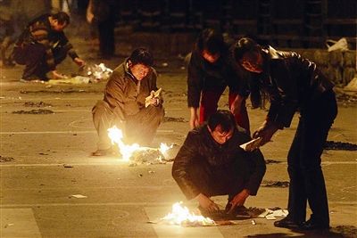 本报讯(夜线报道组 实习生 巴芮)昨日清明节,北京夜间的街头路口又