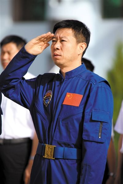 6月10日,酒泉卫星发射中心,神九航天员梯队成员首次亮相.图/cfp